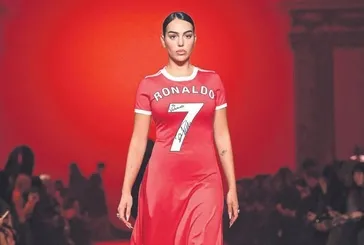 Ronaldo'nun sevgilisi Georgina'nın podyumda giydiği kıyafet geceye damga vurdu!