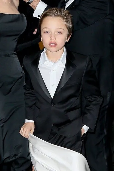 Angelina Jolie çocuklarıyla yemek yedi-3