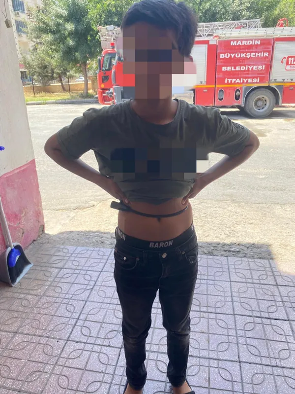 mardinde-celik-bisiklet-kilidini-beline-kilitleyen-cocugu-itfaiye-kurtardi-1655211615877.jpg Mardin'de çelik bisiklet kilidini beline kilitleyen çocuğu itfaiye kurtardı-6