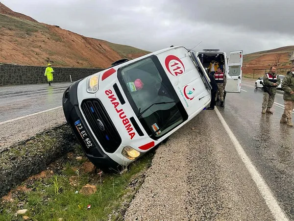 cizrede-hasta-bebegi-tasiyan-ambulans-refuje-devrildi-bebek-yara-almadi-1615565745250.jpg Cizre’de hasta bebeği taşıyan ambulans refüje devrildi! Bebek yara almadı-3