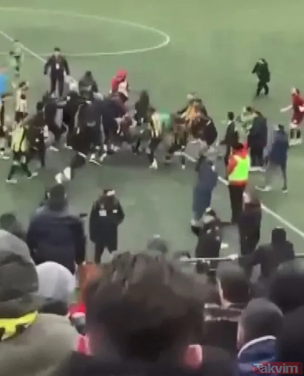 Amatör maçta taraftar sahaya daldı ortalık ringe döndü! Tekme tokat yumruk... O anlar kamerada - 5