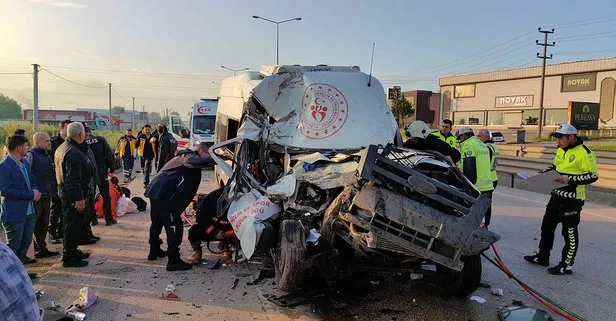 Son dakika: Bursa’da sporcuları taşıyan minibüs kamyona çarptı: 1 ölü 16 yaralı!