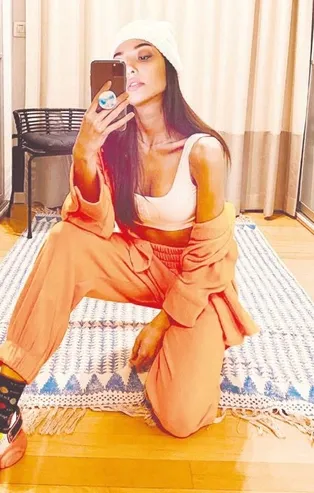 Dilan Çiçek Deniz'den aynayı çatlatan poz