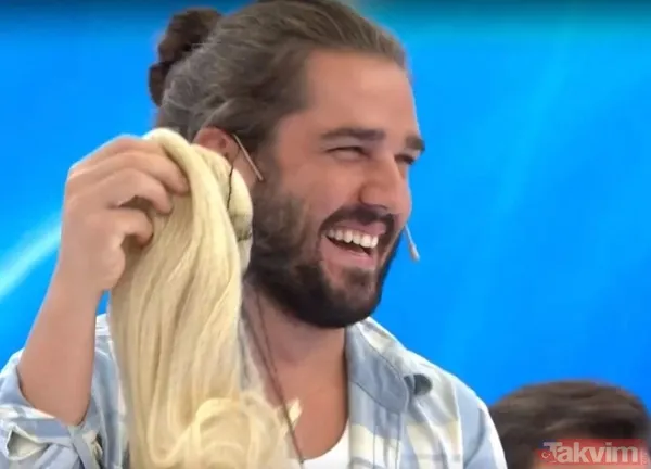 Müge Anlı, "Önce sana annemin de almam için çok arzu ettiği peruk" diyerek hediyesini Tansu'ya verdi.