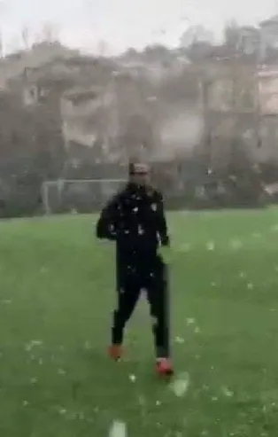 Frey tatil dinlemiyor