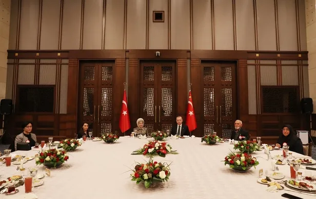 baskan-erdogan-ramazan-ayinin-ilk-iftarini-sehit-yakinlariyla-yapti-1618338060324.jpeg