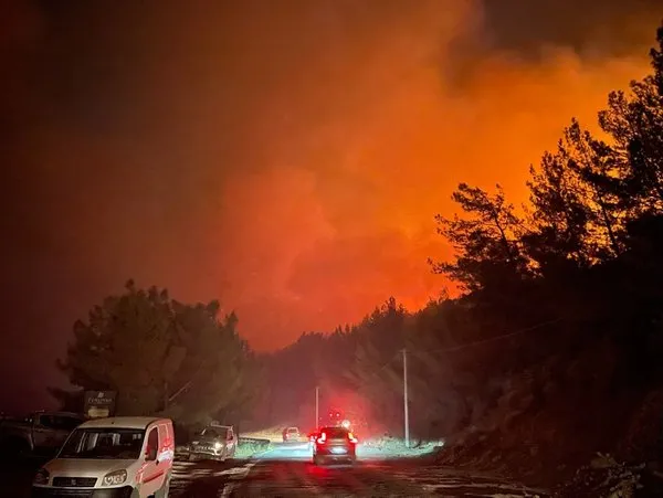 son-dakika-bakan-duyurdu-yanginda-ilk-kez-gece-goruslu-helikopter-kullanilacak-datca-yangininda-gece-gorusler-1657746610146.jpg Son dakika: Bakan duyurdu! Yangında ilk kez gece görüşlü helikopter kullanılacak! Datça yangınında gece görüşler devrede-5