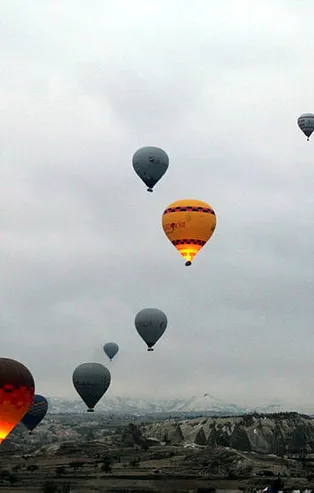 Kapadokya'da gökyüzü balonlarla renklendi
