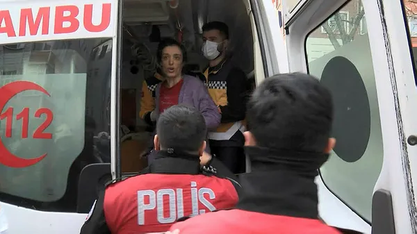 zeytinburnunda-bir-kadin-cati-katindan-esyalari-firlatip-evi-atese-verdi-bu-kadina-hicbir-sey-yapilamadi-1617292702270.jpg Zeytinburnu'nda bir kadın çatı katından eşyaları fırlatıp evi ateşe verdi: Bu kadına hiçbir şey yapılamadı-3