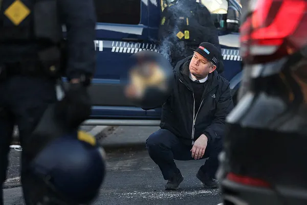 avrupa-kuran-i-kerime-alcak-saldiriya-sahip-cikiyor-rasmus-paludan-bu-kez-danimarkada-cuma-namazi-cikisi-muslu-1674832680613.jpg Kur'an-ı Kerim'e alçak saldırıya Mehter Marşlı ayar! Provokatör Rasmus Paludan bu kez Danimarka'da sahneye çıktı-7