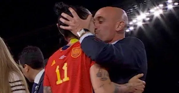 İspanya’yı karıştıran öpücük! Başbakan Sanchez topa girdi