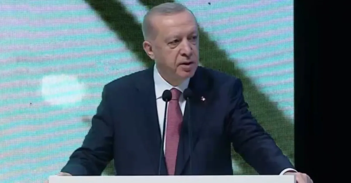 7 yıl süren çalışmalar sonucu hazırlanan İstanbul Mushafı, Çamlıca Camisi'nde Başkan Erdoğan'ın katıldığı törenle tanıtıldı