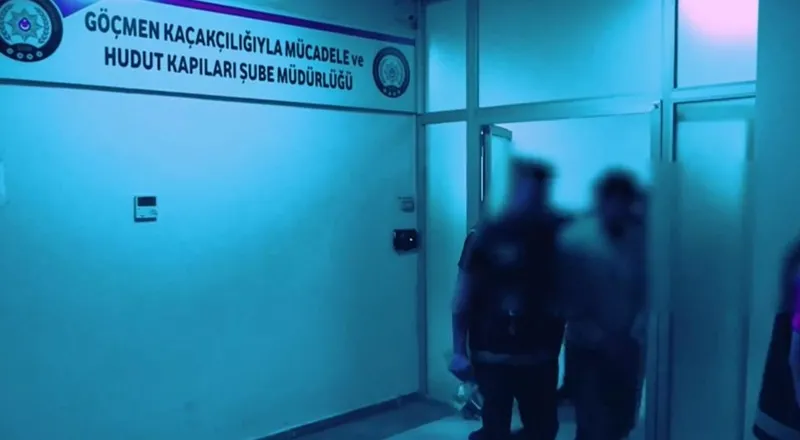 gocmen-kacakcilarina-kalkan-25-darbesi-149-umut-tacirinden-42si-tutuklandi-her-an-enselerindeyiz-1719900060691.jpeg Göçmen kaçakçılarına Kalkan-25 darbesi! 149 umut tacirinden 42'si tutuklandı... "Her an enselerindeyiz"-2