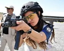 Kadın polisler attığını vuruyor