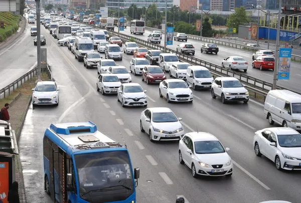 istanbulda-trafik-cilesi-sabahin-erken-saatlerinde-basladi-1631168842697.jpg İstanbul’da trafik çilesi sabahın erken saatlerinde başladı!-6