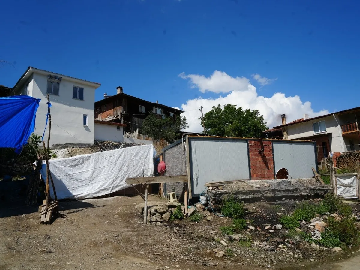dadayda-yangin-magduru-aile-15-yildir-konteynerde-1787254366583.jpeg Yangında evleri kül oldu, yeni ev için ödedikleri 500 bin lirayı alamayan aile 1,5 yıldır konteynerde yaşam mücadelesi veriyor-3