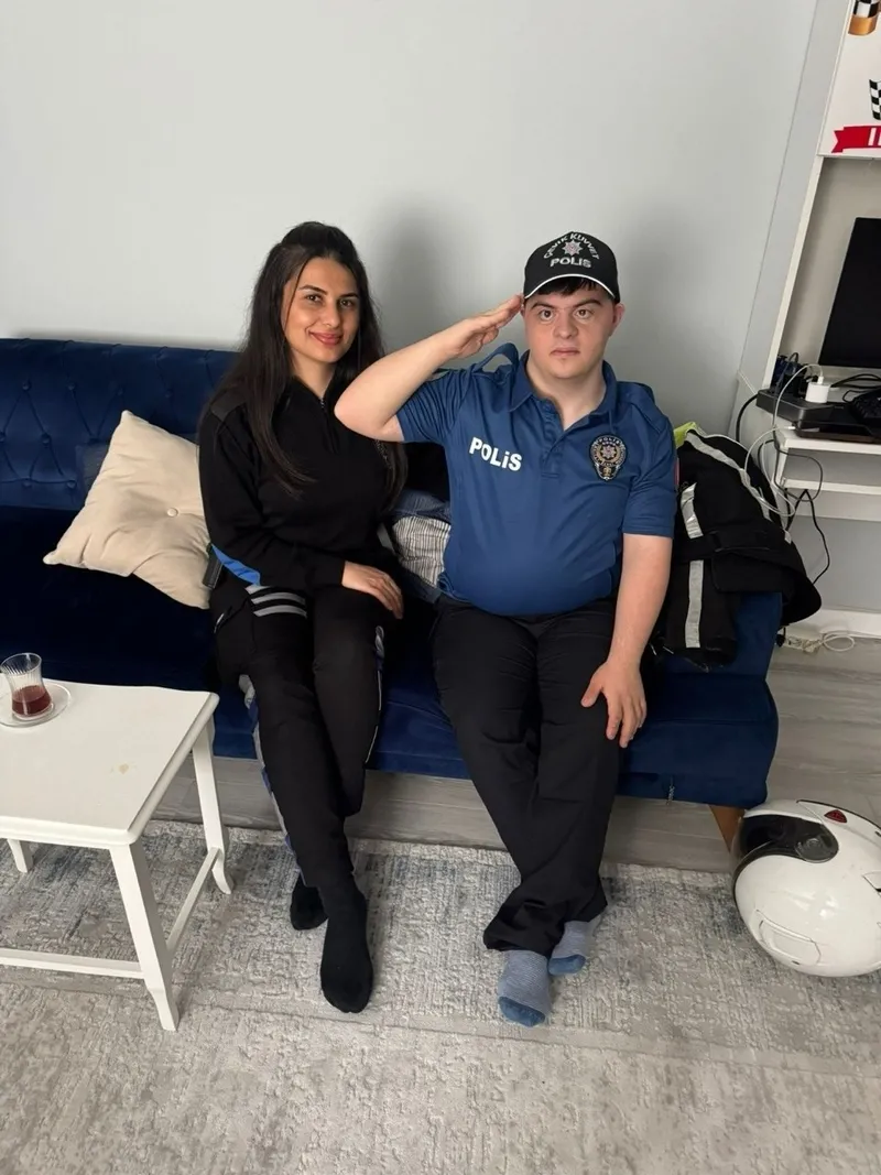 down-sendromlu-melik-gencere-emniyetli-surpriz-baba-cimere-yazdi-ekipler-harekete-gecti-1775382221647.jpeg Down sendromlu Melik Gencer'e "emniyetli" sürpriz! Baba CİMER'e yazdı ekipler harekete geçti-2