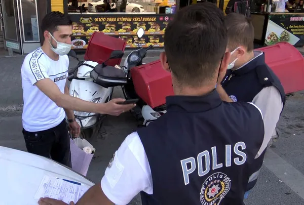 tisortuyle-de-mesaji-verdi-ama-kisitlamada-nisanlisina-cicek-goturen-genc-3-bin-460-tl-ceza-yedi-1621073284325.jpg Tişörtüyle de mesajı verdi ama... Kısıtlamada nişanlısına çiçek götüren genç 3 bin 460 TL ceza yedi-6