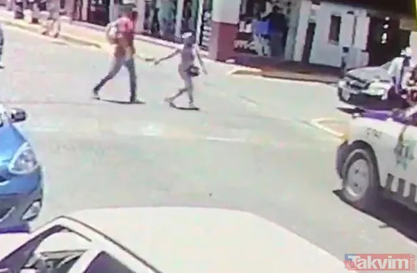 Pazar Günü Guadalupe Eyaletine Bağlı Zacatecas Kentinde Öğleden Sonra Saatleri. El Ele Tutuşan Bir Kadın Ve Bir Erkek, Sıradan Bir Çift Gibi Kırmızı Işığı...