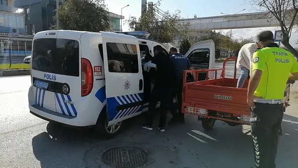 turk-polisi-hem-cezasini-keser-hem-de-magdur-etmez-araci-trafikten-men-edilen-surucunun-cocugu-polis-araciyla-1663760692510.jpg Türk polisi hem cezasını keser hem de mağdur etmez! Aracı trafikten men edilen sürücünün çocuğu polis aracıyla hastaneye götürüldü-6