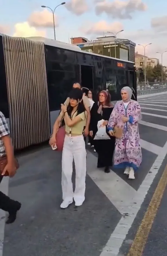 cile-istanbulum-cile-avcilarda-bozulan-metrobusten-inen-yolcular-duraga-yuruyerek-geri-dondu-1693685971956.jpeg