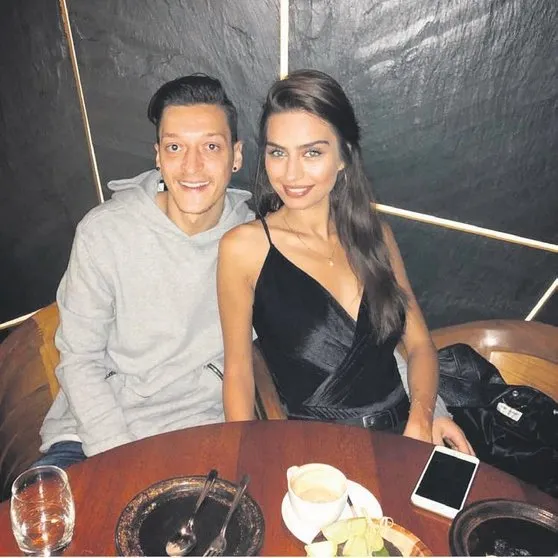 Mesut Özil Amine Gülşe ile ilgili görsel sonucu