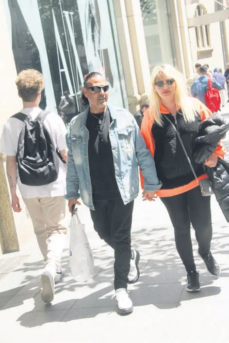 ozcan-denizin-nisanlisi-samar-dadgara-kayinvalidesinin-soyledikleri-sorulunca-buz-kesti-1652210046224.jpg Özcan Deniz’in nişanlısı Samar Dadgar'a kayınvalidesinin söyledikleri sorulunca buz kesti-13