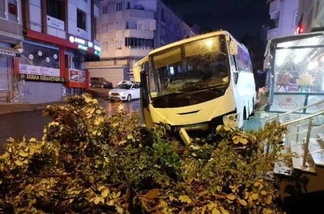 Esenyurt'ta feci kaza! Servis midibüsü kaldırımdaki ağaca çarparak durabildi: 1 ölü