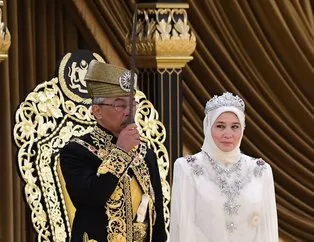 Sultan Abdullah törenle tacını giydi