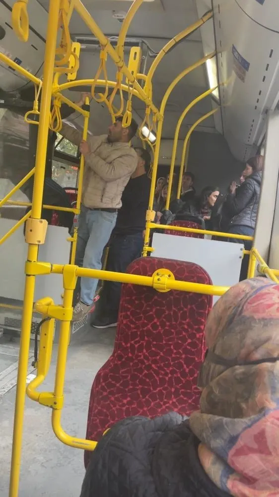 kadikoyde-iett-otobusu-karisti-tek-basina-oturmak-isteyen-sahsi-yolcular-disari-atti-1714117259535.jpeg Kadıköy'de İETT otobüsü karıştı: Tek başına oturmak isteyen şahsı yolcular dışarı attı-2