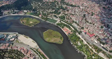 İstanbulda içler acısı görüntü: İBB’nin 3 hafta içerisinde düzelecek dediği Haliç, daha da siyaha büründü