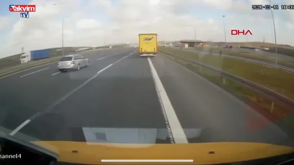 Arnavutköy’de makas terörü: Bariyere çarpan otomobil metrelerce savruldu