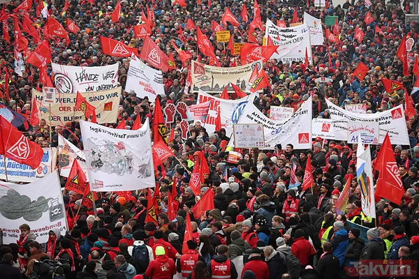 Alman otomotiv devi Volkswagen iflasın eşiğinde! Çalışanlar isyanda: Tabutunu kaldırdılar - 3