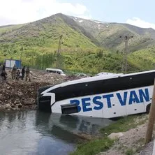 Son dakika: Bitlis Tatvan’da yolcu otobüsü dereye uçtu: 7 yaralı