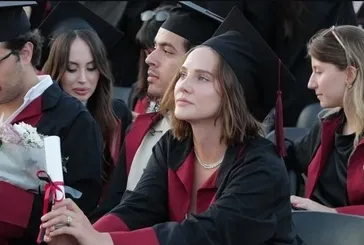 Alina Boz mezun oldu! Diplomasını alırken ailesi ve Umut Evirgen yalnız bırakmadı