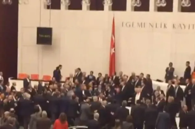 Son dakika: CHP'li Engin Özkoç'un Erdoğan'a hakareti sonrası Meclis'te kavga çıktı