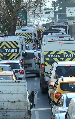 Hafta sonu kısıtlamasına saatler kala İstanbul'da trafik resmen durdu! Bu yollara dikkat!