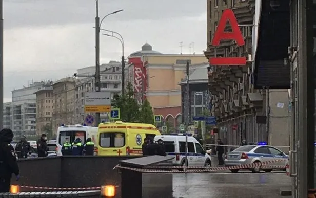 Son dakika: Rusya'nın başkenti Moskova’da hareketli dakikalar! Maskeli kişi bankaya girerek içeridekileri rehin aldı-3