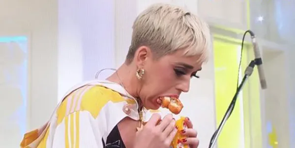Katy Perry tavuk yerken boğuluyordu!-5