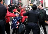 Seçimlere bir hafta kala ABD karıştı! Trump karşıtları konvoya saldırdı, New Yorku birbirine kattı