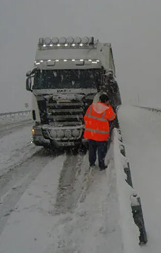 Kara yolu çift yönlü ulaşıma kapandı