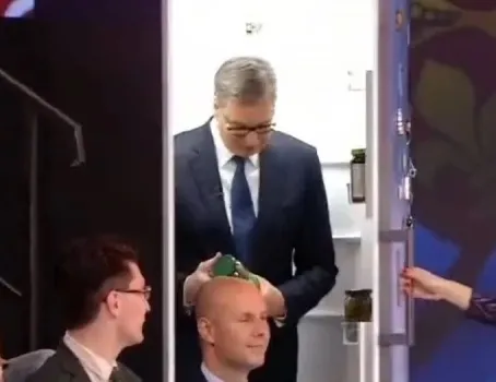 Sırbistan Cumhurbaşkanı buzdolabından çıktı