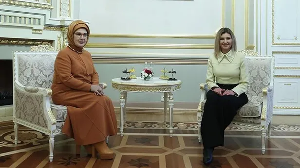 emine-erdogan-olena-zelenskiye-video-mesaj-gonderdi-dayanisma-ve-baris-mesaji-1646494198960.jpeg Emine Erdoğan, Olena Zelenskiy'e video mesaj gönderdi: Dayanışma ve barış mesajı-1