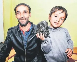 Taş elinde patladı!