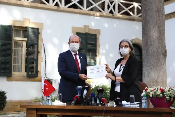 kktcde-cumhurbaskani-secilen-ersin-tatar-mazbatasini-aldi-1603115097782.jpg KKTC'de cumhurbaşkanı seçilen Ersin Tatar mazbata öncesi babasının elini öpmeye gitti-4