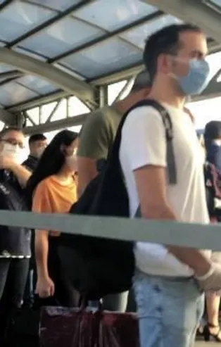 İstanbul'da endişe yaratan görüntü! Metrobüslerde sosyal mesafesiz yolculuk kameralarda