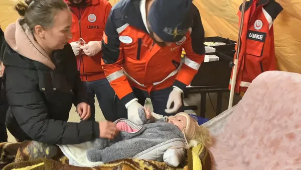 ukrayna-rusya-savasindan-kacan-7-aylik-asia-romanya-siret-sinir-kapisinda-umke-ekipleri-tarafindan-tedavi-edil-1646747042642.jpg Ukrayna Rusya savaşından kaçan 7 aylık Asia Romanya Siret Sınır Kapısı'nda UMKE ekipleri tarafından tedavi edildi-2