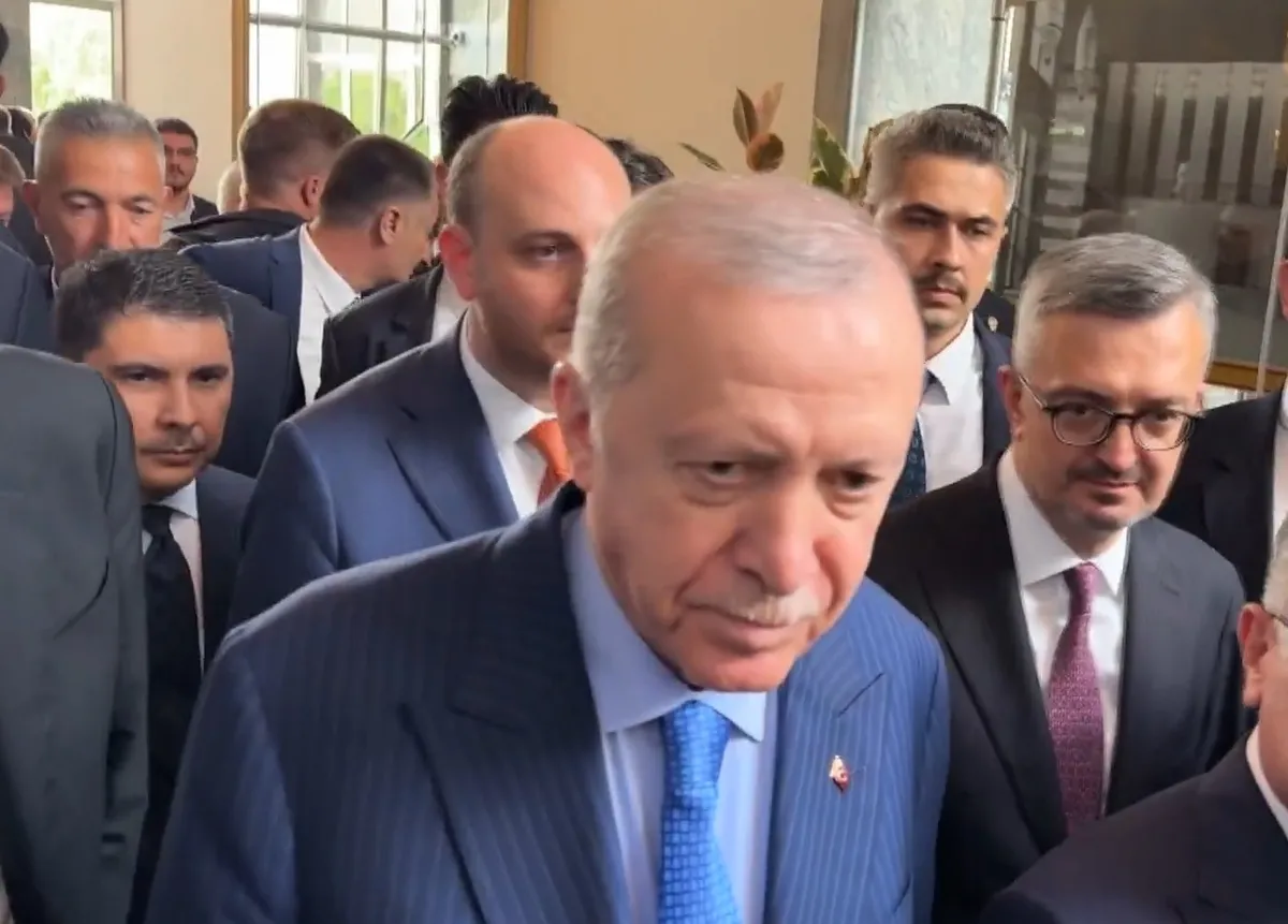 baskan-erdogandan-gazeteciye-evlilik-tavsiyesi-yapma-yahu-kapiyi-kapatma-1781096961132.jpeg Başkan Erdoğan'dan gazeteciye evlilik tavsiyesi: Yapma yahu, kapıyı kapatma-3