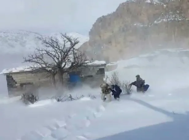 Şırnak'ta kar kalınlığı 2 metreye ulaştı! İmdatlarına asker yetişti-2