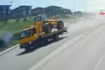 Küçükçekmece’de iş makinesi devrildi! Ölümlü kaza kamerada
